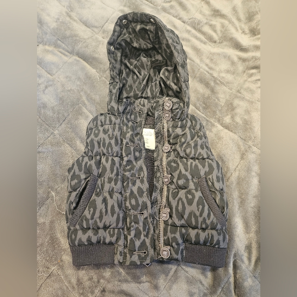 77 kids by American Eagle gray leopard print puffer vest size 2T